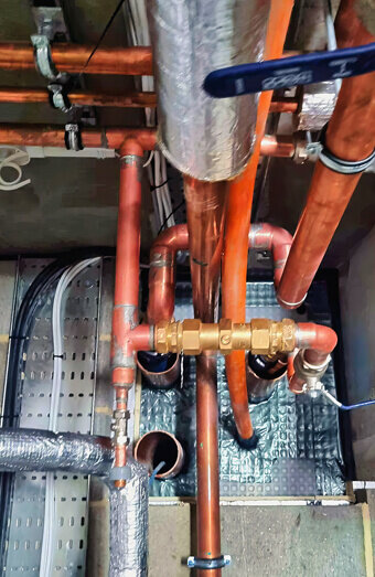 https://plumbermosmanpark.com.au/uploads/2025/06/commercial-plumbing-390382.jpg